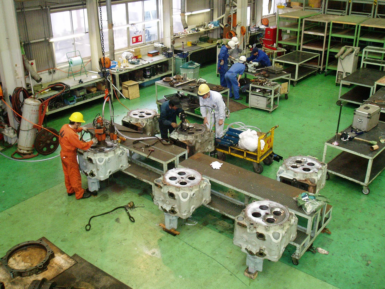 High-Speed Engine Maintenance Factory